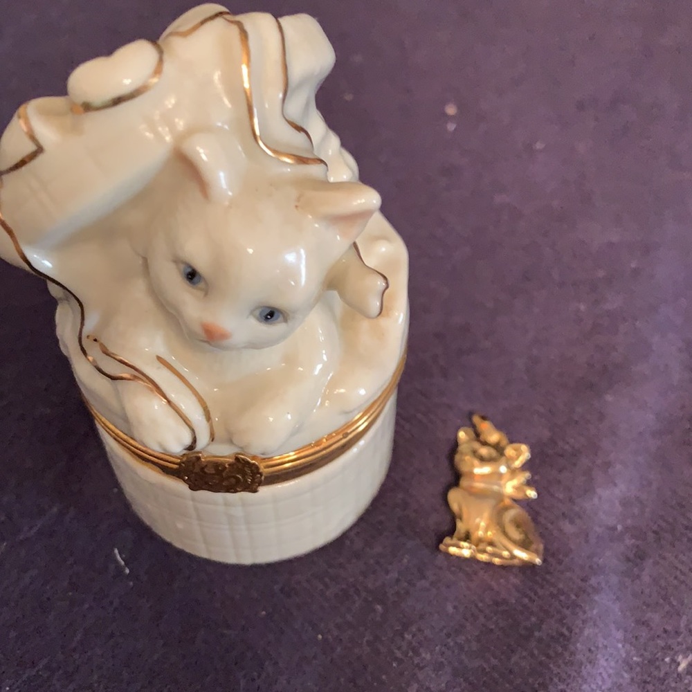 Lenox Treasures cat box with gold cat charm inside